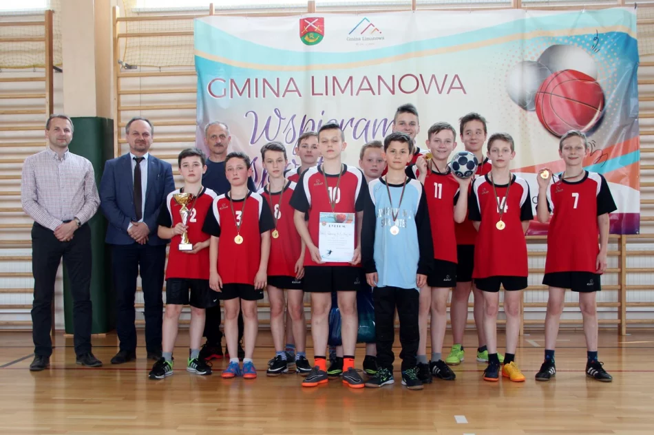 Chłopcy ze Starej Wsi Mistrzami Gminy Limanowa w piłce ręcznej - zdjęcie 2