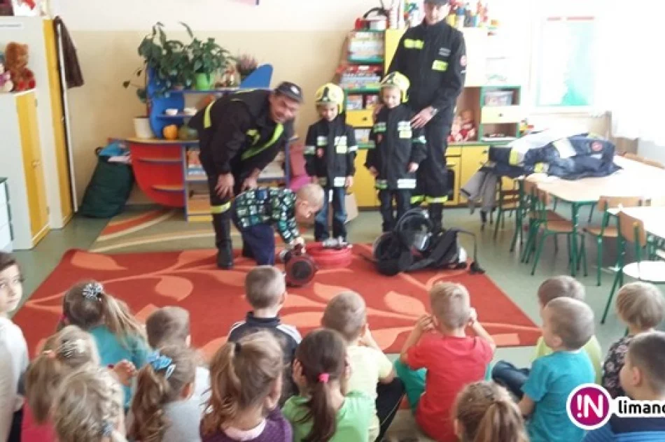 Ojcowie-strażacy prezentowali przedszkolakom swoją pasję - zdjęcie 2