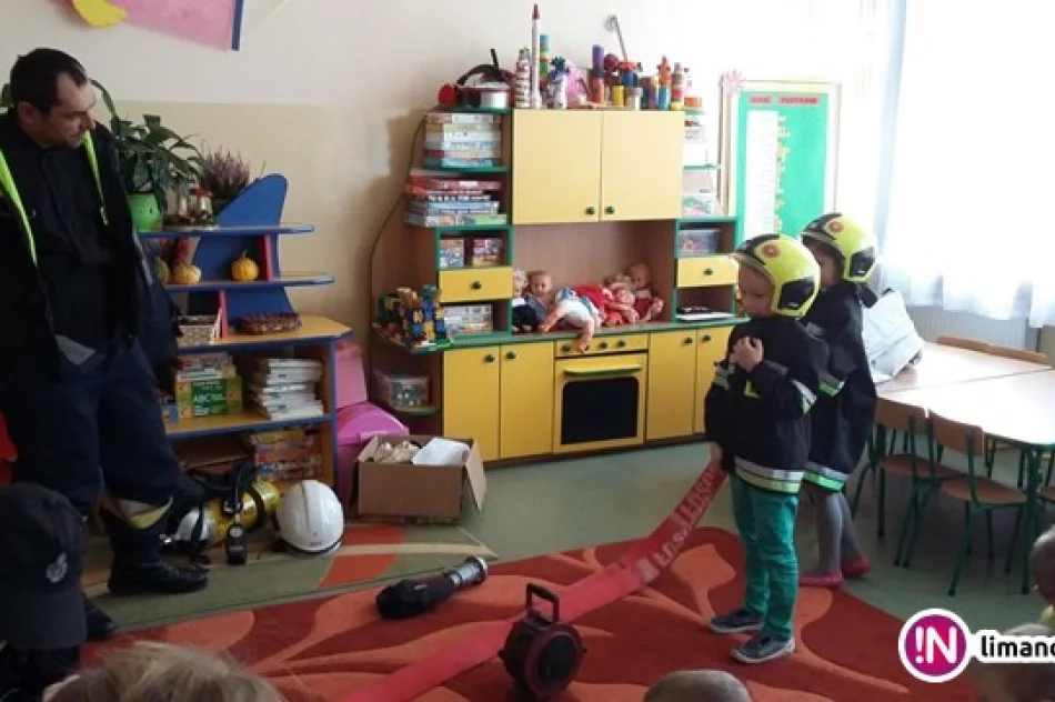 Ojcowie-strażacy prezentowali przedszkolakom swoją pasję - zdjęcie 4