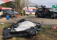 Zderzenie 3 aut. Strażacy wydobywali poszkodowaną osobę z pojazdu, wezwano LPR - zdjęcie główne