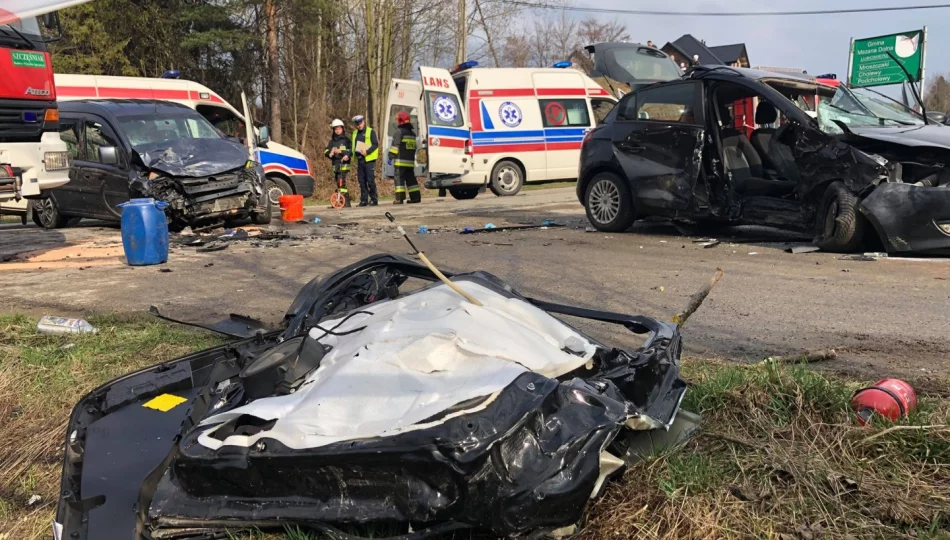 Zderzenie 3 aut. Strażacy wydobywali poszkodowaną osobę z pojazdu, wezwano LPR - zdjęcie 1