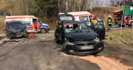Zderzenie 3 aut. Strażacy wydobywali poszkodowaną osobę z pojazdu, wezwano LPR - zdjęcie 2