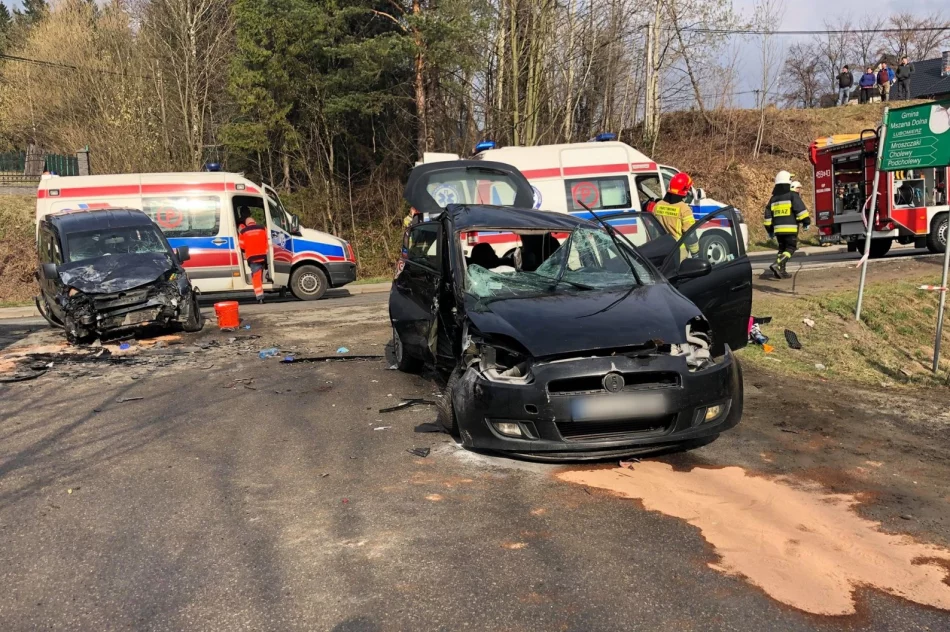 Zderzenie 3 aut. Strażacy wydobywali poszkodowaną osobę z pojazdu, wezwano LPR - zdjęcie 2
