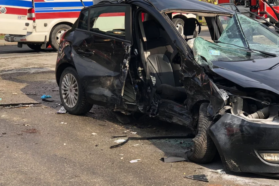 Zderzenie 3 aut. Strażacy wydobywali poszkodowaną osobę z pojazdu, wezwano LPR - zdjęcie 3