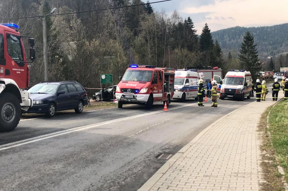 Zderzenie 3 aut. Strażacy wydobywali poszkodowaną osobę z pojazdu, wezwano LPR - zdjęcie 4