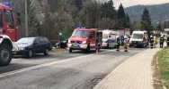 Zderzenie 3 aut. Strażacy wydobywali poszkodowaną osobę z pojazdu, wezwano LPR - zdjęcie 4