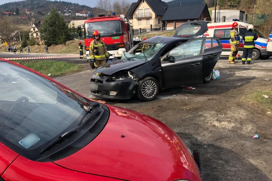 Zderzenie 3 aut. Strażacy wydobywali poszkodowaną osobę z pojazdu, wezwano LPR - zdjęcie 5