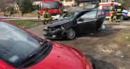 Zderzenie 3 aut. Strażacy wydobywali poszkodowaną osobę z pojazdu, wezwano LPR - zdjęcie 5