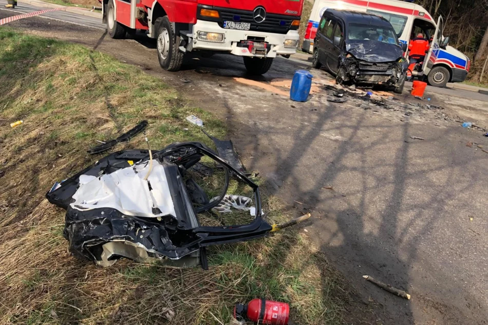 Zderzenie 3 aut. Strażacy wydobywali poszkodowaną osobę z pojazdu, wezwano LPR - zdjęcie 6