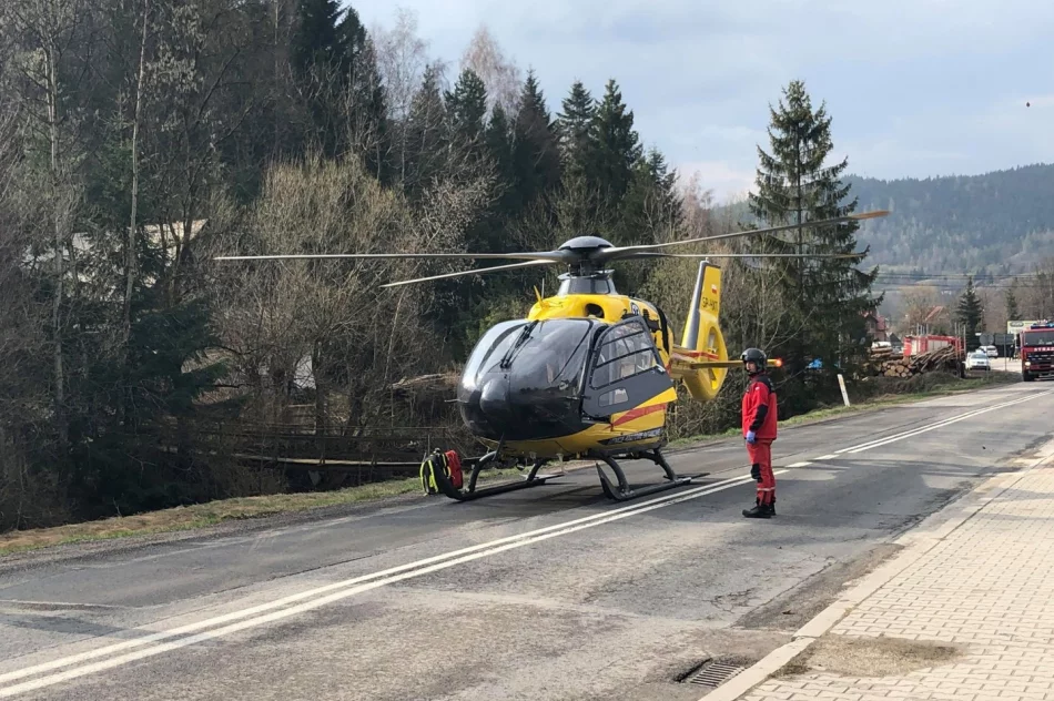 Zderzenie 3 aut. Strażacy wydobywali poszkodowaną osobę z pojazdu, wezwano LPR - zdjęcie 7