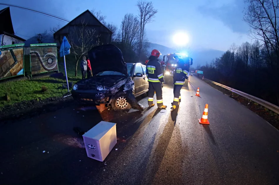 Zderzenie dwóch aut na drodze wojewódzkiej - zdjęcie 3