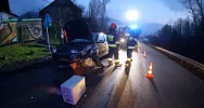Zderzenie dwóch aut na drodze wojewódzkiej - zdjęcie 3