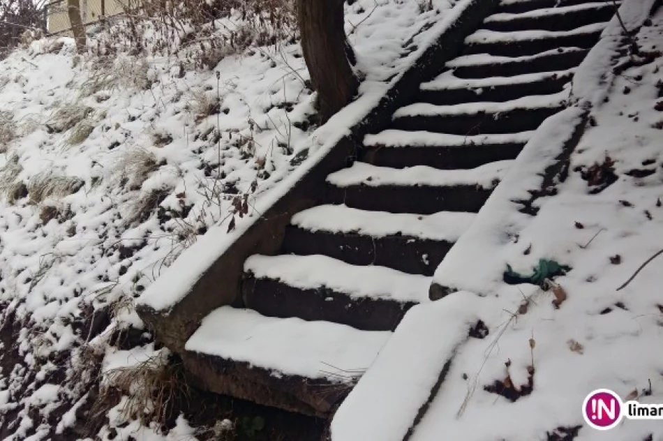 Ktoś wyciął barierki, którymi liceum zamknęło schody. Sprawę wyjaśnia policja - zdjęcie 3