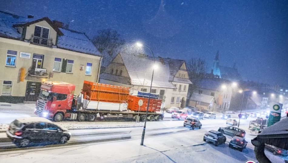 Śliskie drogi - tiry stoją na podjazdach - zdjęcie 1