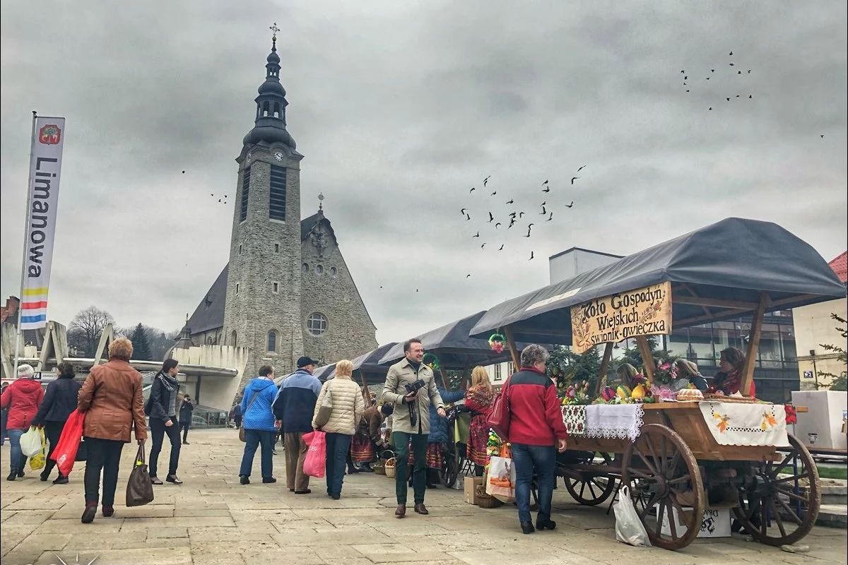 Wielkanocny kiermasz na płycie rynku