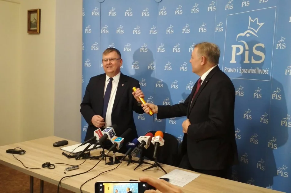 Symboliczne przekazanie władzy w PiS - zdjęcie 2