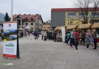 Stoiska z ozdobami, palmami i wypiekami przyciągały mieszkańców - zdjęcie główne