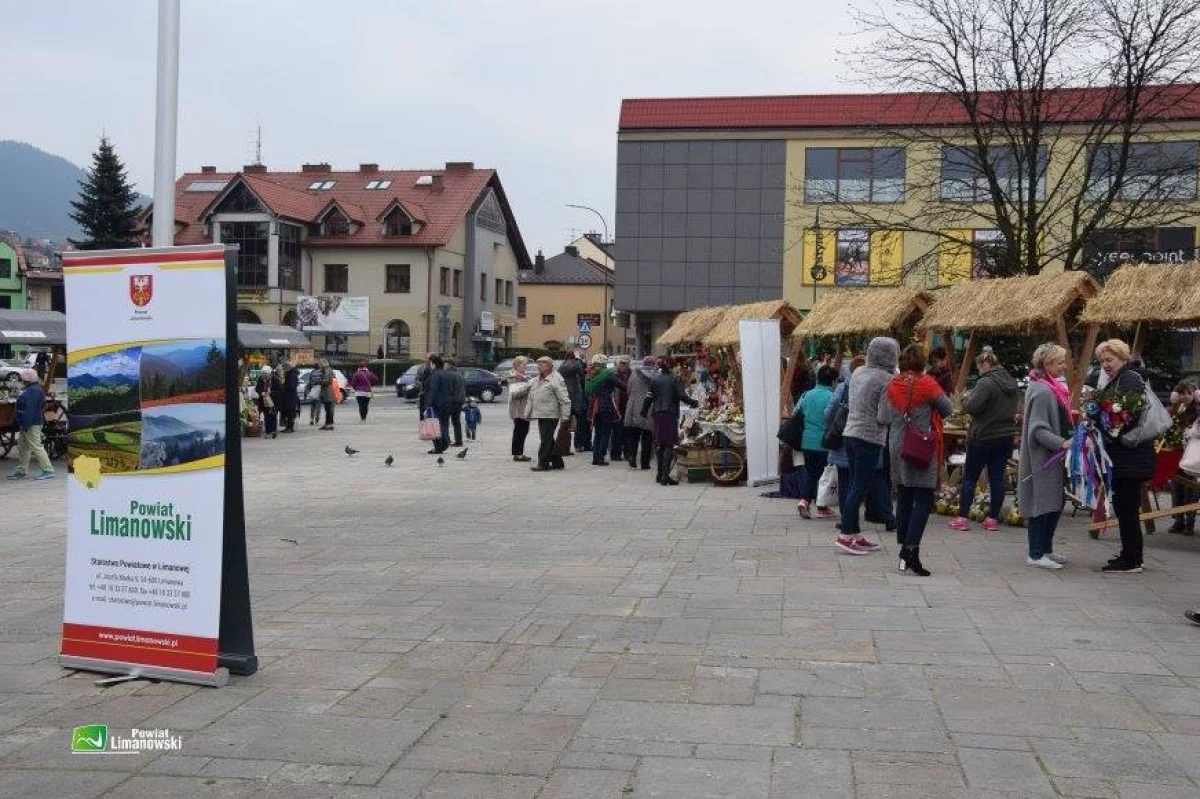 Stoiska z ozdobami, palmami i wypiekami przyciągały mieszkańców