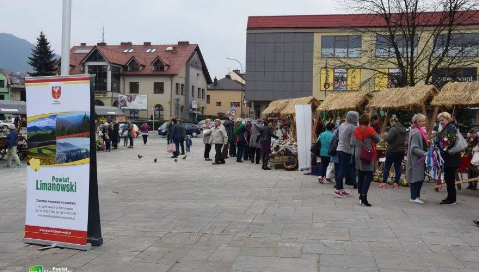 Stoiska z ozdobami, palmami i wypiekami przyciągały mieszkańców - zdjęcie 1