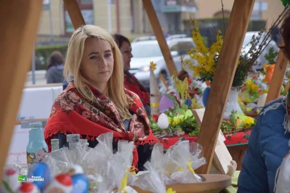 Stoiska z ozdobami, palmami i wypiekami przyciągały mieszkańców - zdjęcie 2