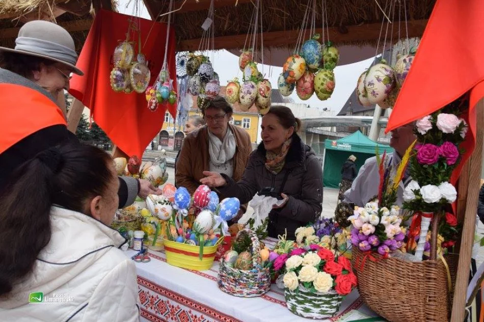 Stoiska z ozdobami, palmami i wypiekami przyciągały mieszkańców - zdjęcie 3