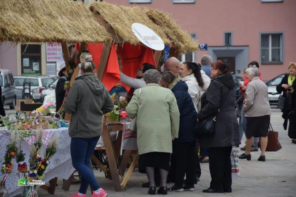Stoiska z ozdobami, palmami i wypiekami przyciągały mieszkańców - zdjęcie 4