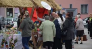 Stoiska z ozdobami, palmami i wypiekami przyciągały mieszkańców - zdjęcie 4