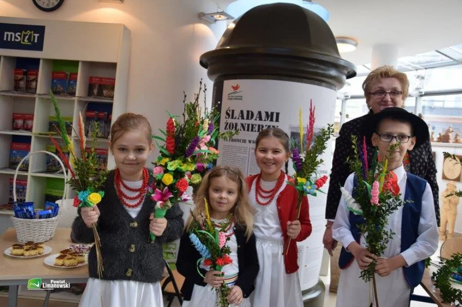 Stoiska z ozdobami, palmami i wypiekami przyciągały mieszkańców - zdjęcie 5