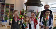 Stoiska z ozdobami, palmami i wypiekami przyciągały mieszkańców - zdjęcie 5