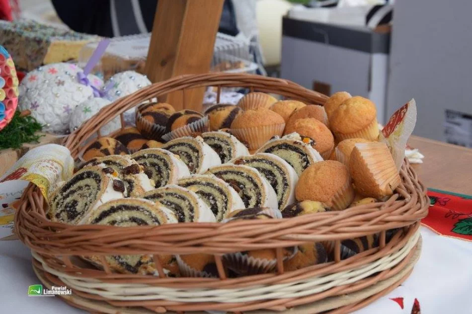 Stoiska z ozdobami, palmami i wypiekami przyciągały mieszkańców - zdjęcie 6