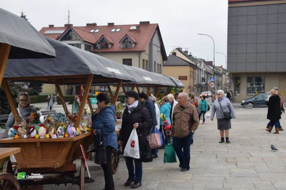 Stoiska z ozdobami, palmami i wypiekami przyciągały mieszkańców - zdjęcie 7