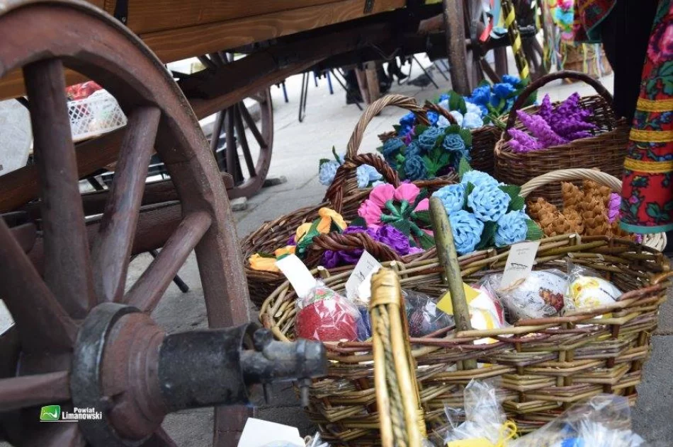 Stoiska z ozdobami, palmami i wypiekami przyciągały mieszkańców - zdjęcie 8