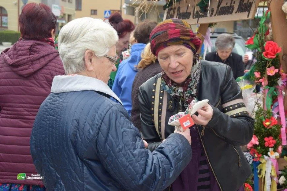 Stoiska z ozdobami, palmami i wypiekami przyciągały mieszkańców - zdjęcie 9