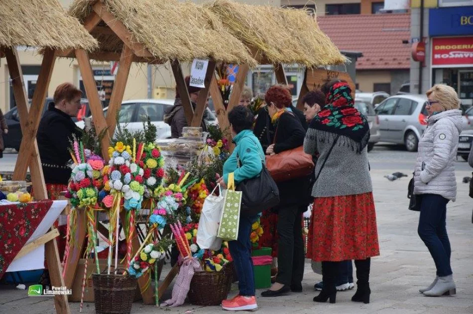 Stoiska z ozdobami, palmami i wypiekami przyciągały mieszkańców - zdjęcie 10