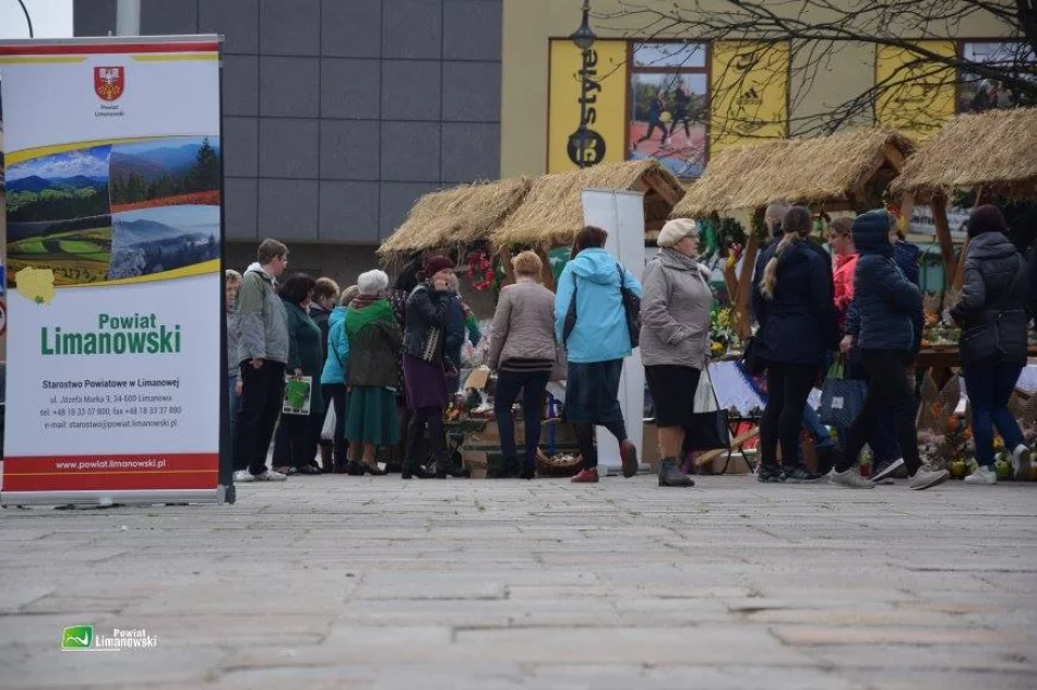 Stoiska z ozdobami, palmami i wypiekami przyciągały mieszkańców - zdjęcie 11