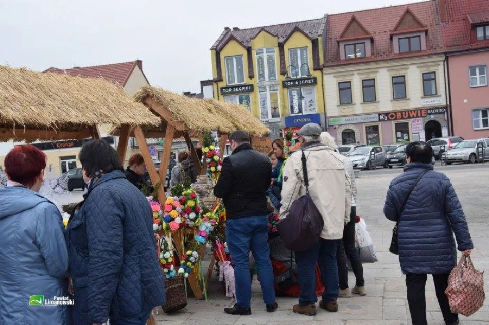 Stoiska z ozdobami, palmami i wypiekami przyciągały mieszkańców - zdjęcie 12