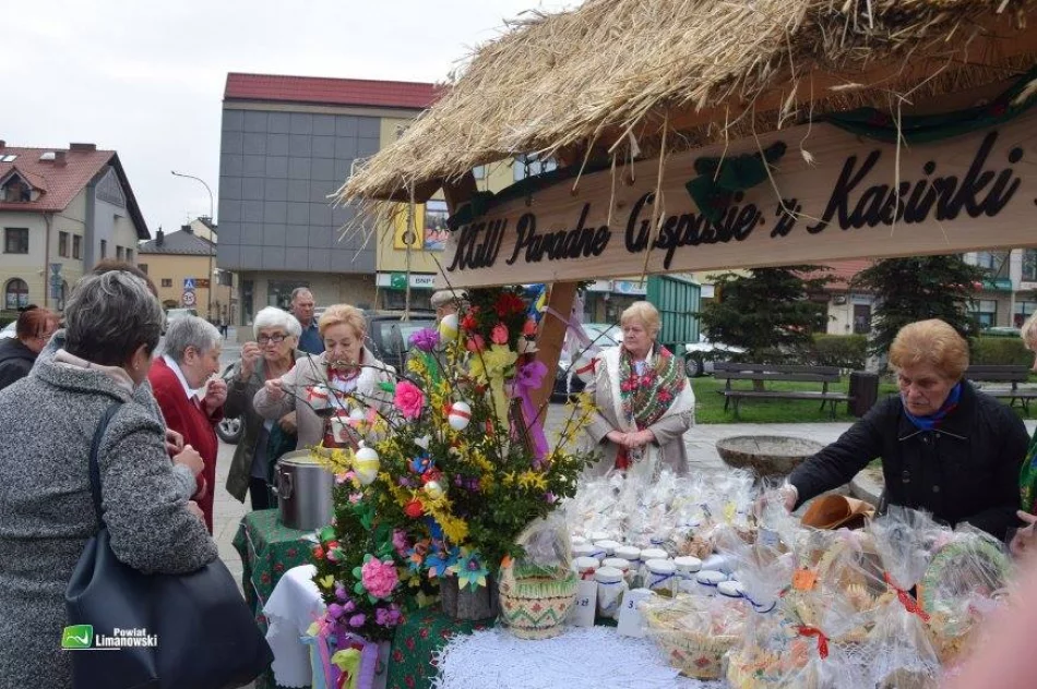 Stoiska z ozdobami, palmami i wypiekami przyciągały mieszkańców - zdjęcie 13