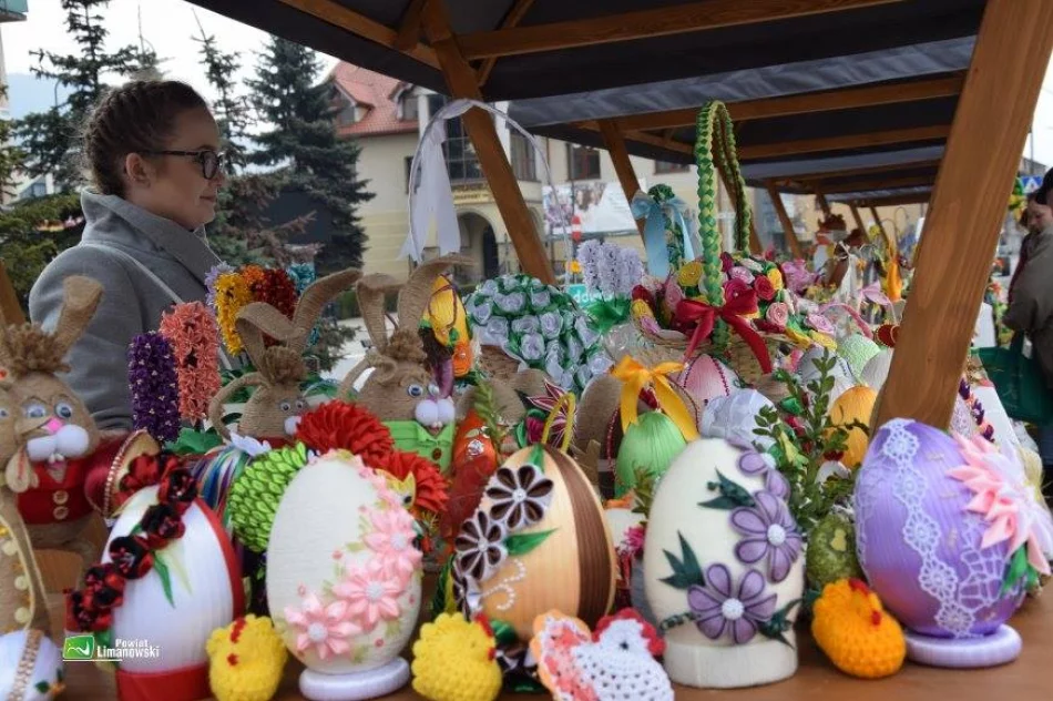 Stoiska z ozdobami, palmami i wypiekami przyciągały mieszkańców - zdjęcie 14