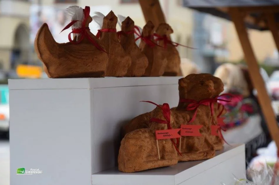 Stoiska z ozdobami, palmami i wypiekami przyciągały mieszkańców - zdjęcie 15