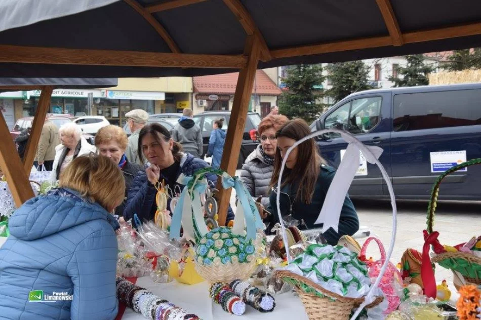 Stoiska z ozdobami, palmami i wypiekami przyciągały mieszkańców - zdjęcie 17