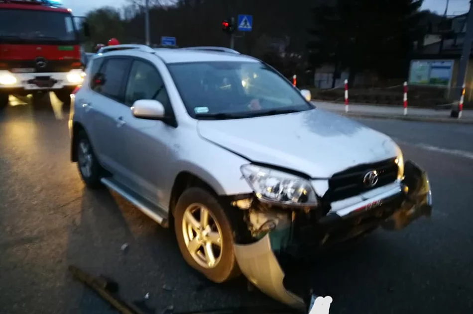 Dwa samochody zderzyły się na skrzyżowaniu - zdjęcie 2