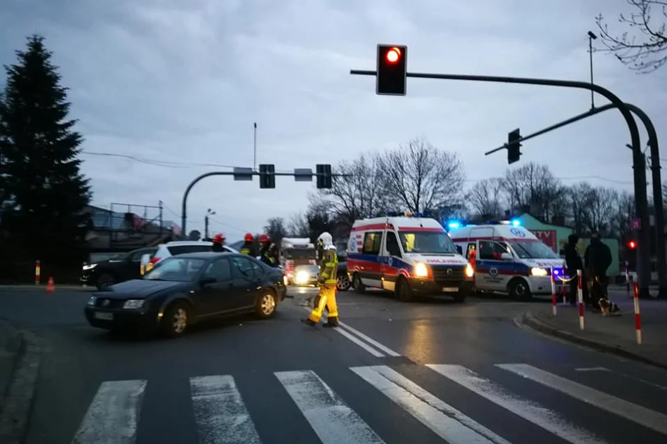 Dwa samochody zderzyły się na skrzyżowaniu - zdjęcie 3