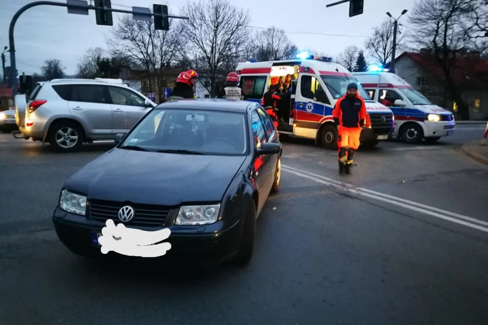 Dwa samochody zderzyły się na skrzyżowaniu - zdjęcie 4