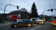 Dwa samochody zderzyły się na skrzyżowaniu - zdjęcie 5