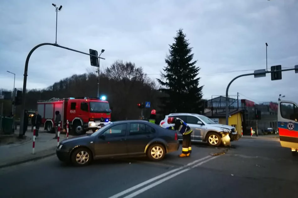 Dwa samochody zderzyły się na skrzyżowaniu - zdjęcie 5