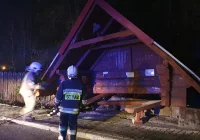Samochód wypadł z jezdni i uszkodził wiatę przystanku - zdjęcie główne