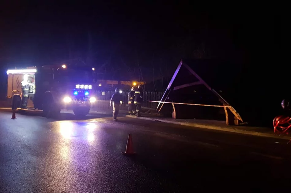 Samochód wypadł z jezdni i uszkodził wiatę przystanku - zdjęcie 2