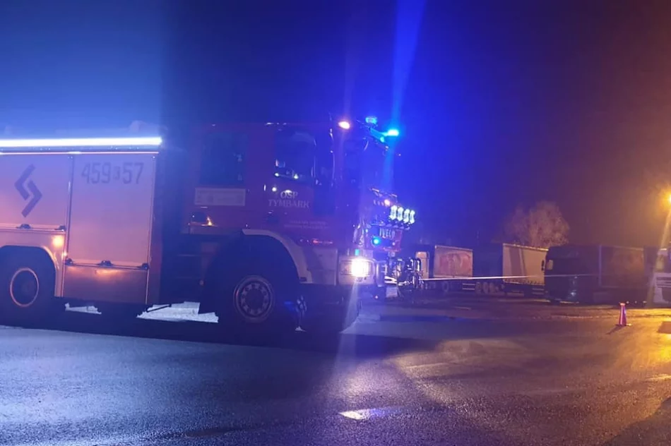 Samochód wypadł z jezdni i uszkodził wiatę przystanku - zdjęcie 4