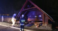 Samochód wypadł z jezdni i uszkodził wiatę przystanku - zdjęcie 5