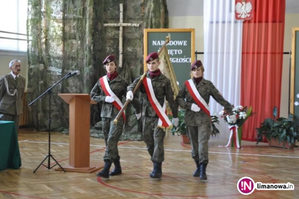 Uczniowie klas mundurowych ślubowali na sztandar - zdjęcie 3